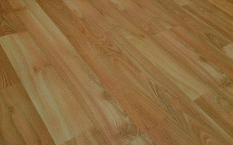 Nahaufnahme eines verlegten Laminatbodens mit Holzmaserung