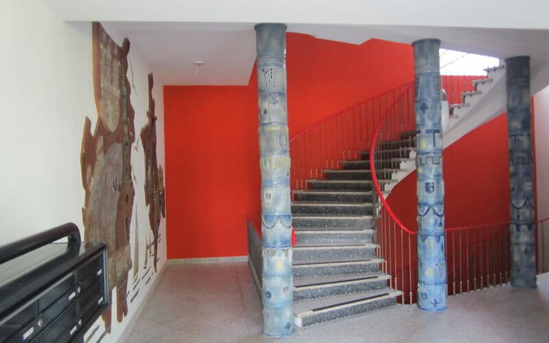 Gereinigtes Treppenhaus mit Treppenlauf und Geländer in einem Wohngebäude
